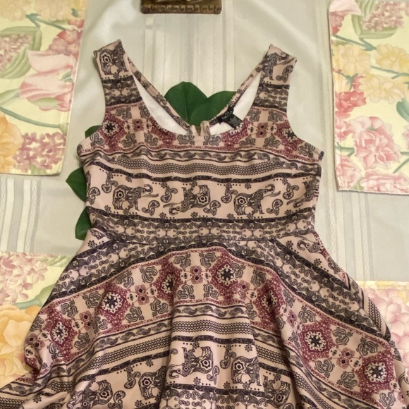 ⚡️FLASH Sale⏱️ Women’s Rue21 Elephant Pattern Dress with Wide Sleeves - Picture 4 of 12